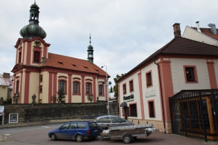 2 Kostel Všech svatých naproti Pivovarské restaurace